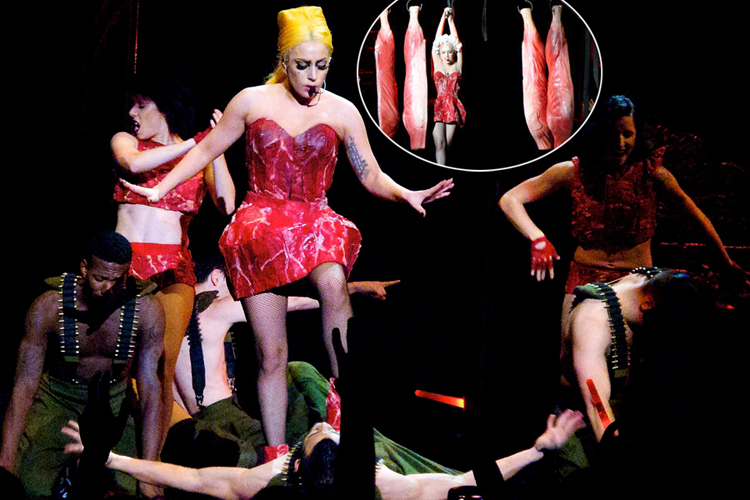 Trong liveshow Lady Gaga 2102 Born This Way, nữ ca sỹ trẻ này đã xuất hiện trong bộ váy làm bằng thịt sống ấn tượng